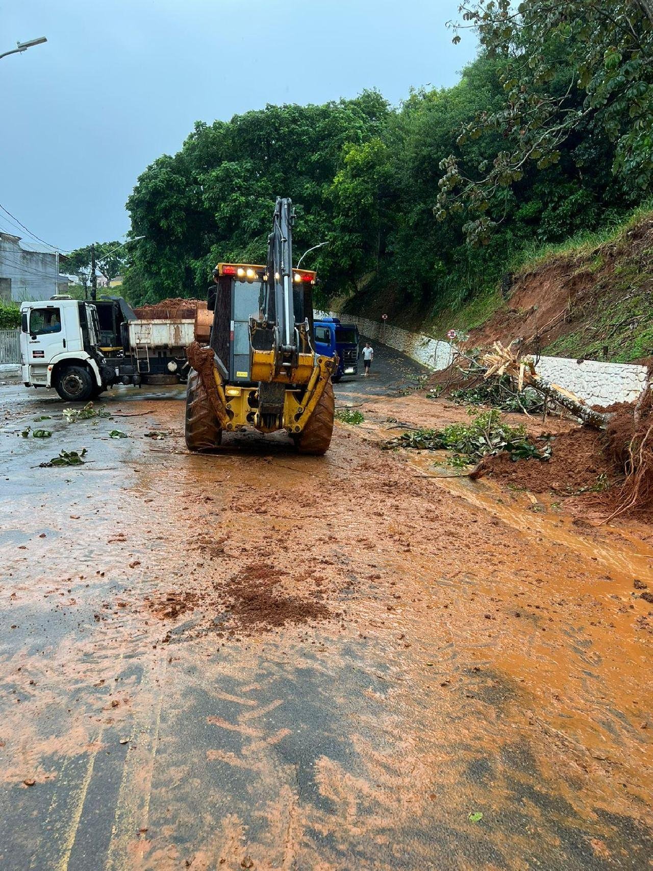 SECRETARIA DE INFRAESTRUTURA INICIA DESOBSTRUÇÃO DO ACESSO AO VIADUTO CATALÃO SECRETARIA DE INFRAESTRUTURA INICIA DESOBSTRUÇÃO DO ACESSO AO VIADUTO CATALÃO