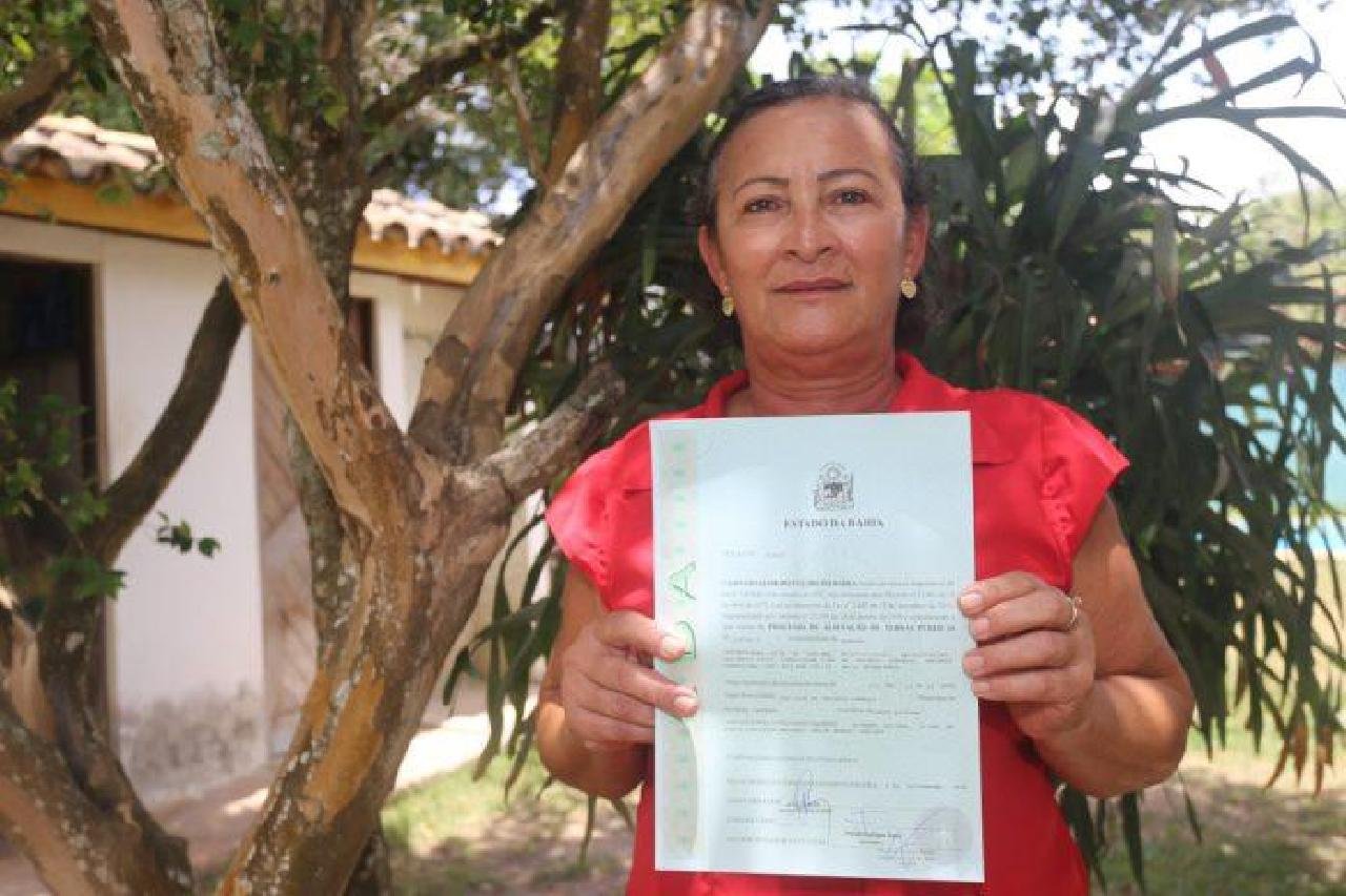 TÍTULOS DE TERRA REGISTRADOS EM CARTÓRIOS SÃO ENTREGUES PARA AGRICULTORES FAMILIARES DE SANTA LUZIA TÍTULOS DE TERRA REGISTRADOS EM CARTÓRIOS SÃO ENTREGUES PARA AGRICULTORES FAMILIARES DE SANTA LUZIA