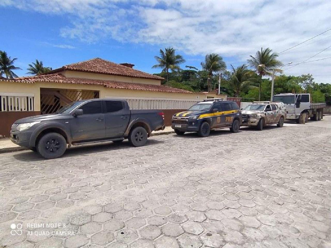 PRF E PMBA RECUPERAM CAMINHÃO ROUBADO PRF E PMBA RECUPERAM CAMINHÃO ROUBADO