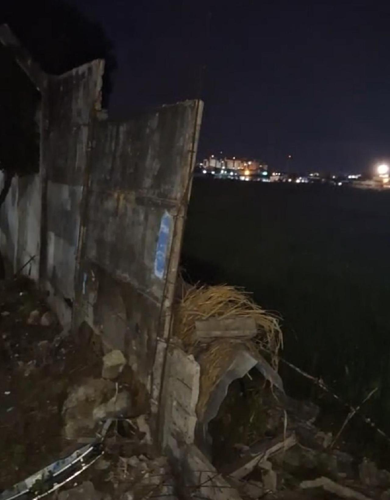 MURO DO AEROPORTO DE ILHÉUS DESABA E ASSUSTA MORADORES NO BAIRRO NELSON COSTA