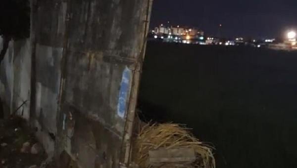 MURO DO AEROPORTO DE ILHÉUS DESABA E ASSUSTA MORADORES NO BAIRRO NELSON COSTA