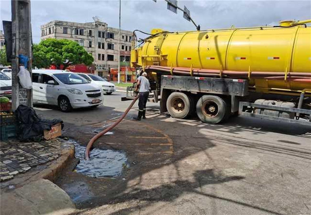 EQUIPE DA SEINFRA REALIZA LIMPEZA DE BUEIROS NA PRAÇA CAIRU EM ILHÉUS EQUIPE DA SEINFRA REALIZA LIMPEZA DE BUEIROS NA PRAÇA CAIRU EM ILHÉUS