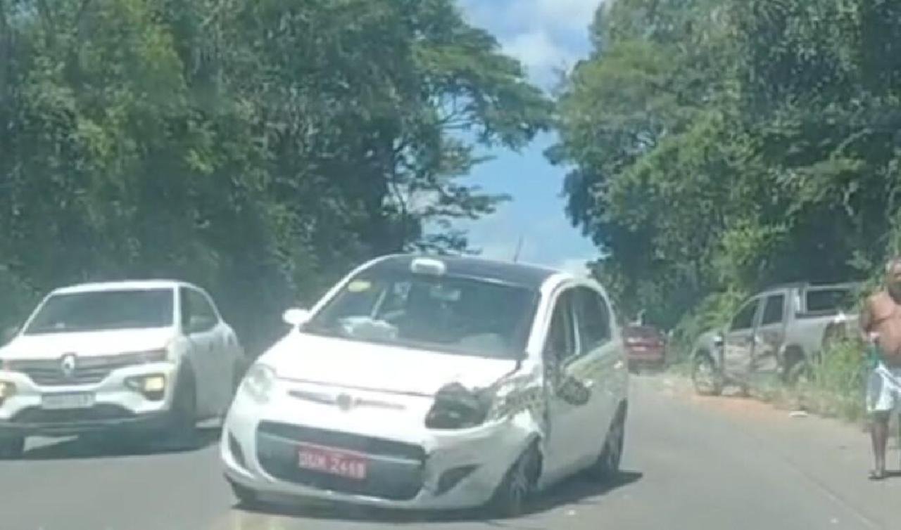 TÁXI E CAMINHONETE COLIDEM NA BA-415 TÁXI E CAMINHONETE COLIDEM NA BA-415