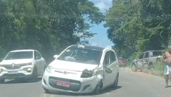 TÁXI E CAMINHONETE COLIDEM NA BA-415