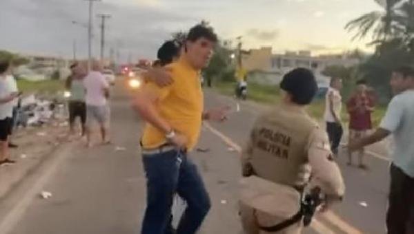MOTORISTA É PRESO COM SINAIS DE EMBRIAGUEZ APÓS ACIDENTE COM TRÊS VEÍCULOS EM ILHÉUS MOTORISTA É PRESO COM SINAIS DE EMBRIAGUEZ APÓS ACIDENTE COM TRÊS VEÍCULOS EM ILHÉUS