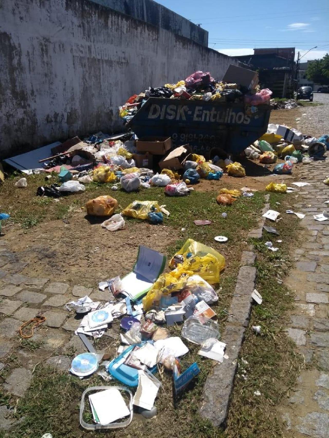 ILHÉUS AMANHECE LOTADA DE LIXO ILHÉUS AMANHECE LOTADA DE LIXO