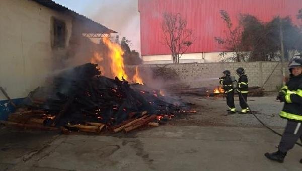 EMPRESA DE PRODUÇÃO DE CAFÉ EM VITÓRIA DA CONQUISTA É ATINGIDA POR INCÊNDIO