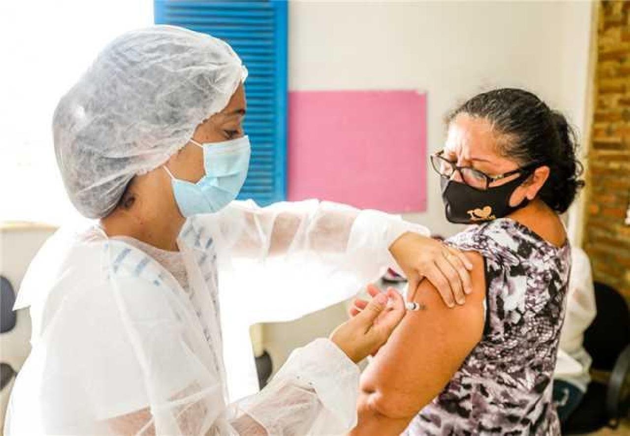 ILHÉUS JÁ VACINOU METADE DA POPULAÇÃO COM AS DUAS DOSES ILHÉUS JÁ VACINOU METADE DA POPULAÇÃO COM AS DUAS DOSES