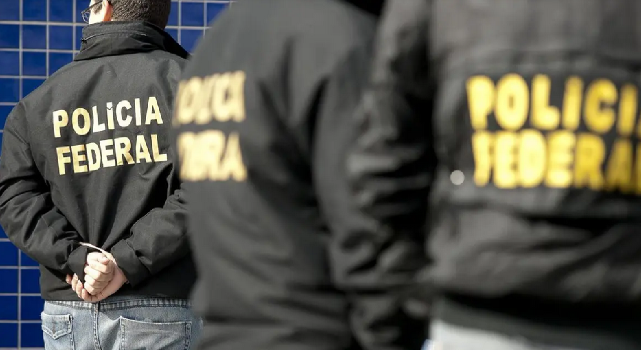 PF AFASTA SERVIDOR PÚBLICO E CUMPRE 16 MANDADOS EM OPERAÇÃO CONTRA GRUPO DO “REI DO LIXO” PF AFASTA SERVIDOR PÚBLICO E CUMPRE 16 MANDADOS EM OPERAÇÃO CONTRA GRUPO DO “REI DO LIXO”