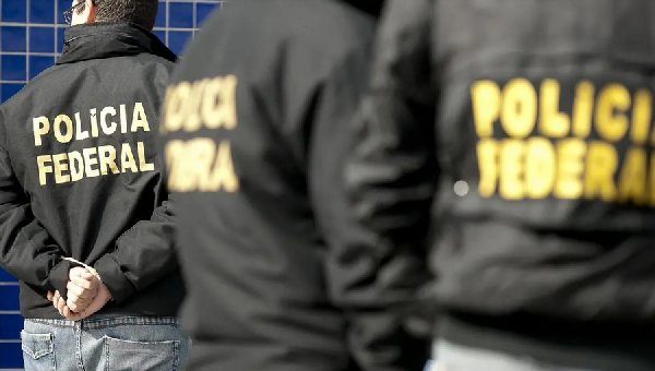 PF AFASTA SERVIDOR PÚBLICO E CUMPRE 16 MANDADOS EM OPERAÇÃO CONTRA GRUPO DO “REI DO LIXO”