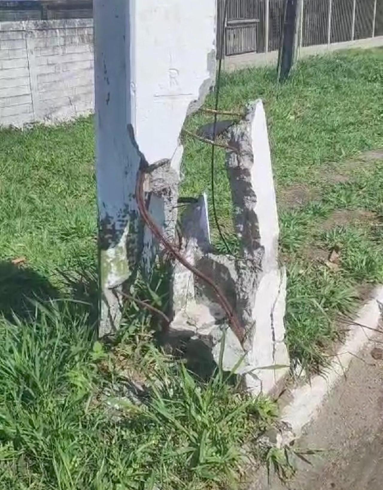 MORADOR DENUNCIA POSTE AMEAÇANDO CAIR NA ZONA NORTE DE ILHÉUS