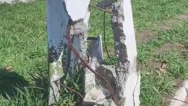 MORADOR DENUNCIA POSTE AMEAÇANDO CAIR NA ZONA NORTE DE ILHÉUS