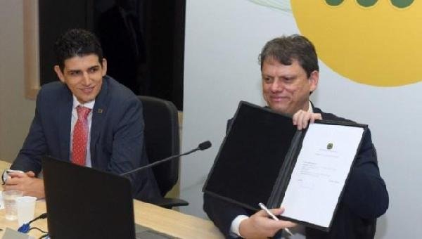 MINISTRO ASSINA CONTRATO QUE AUTORIZA CONSTRUIR PORTO SUL