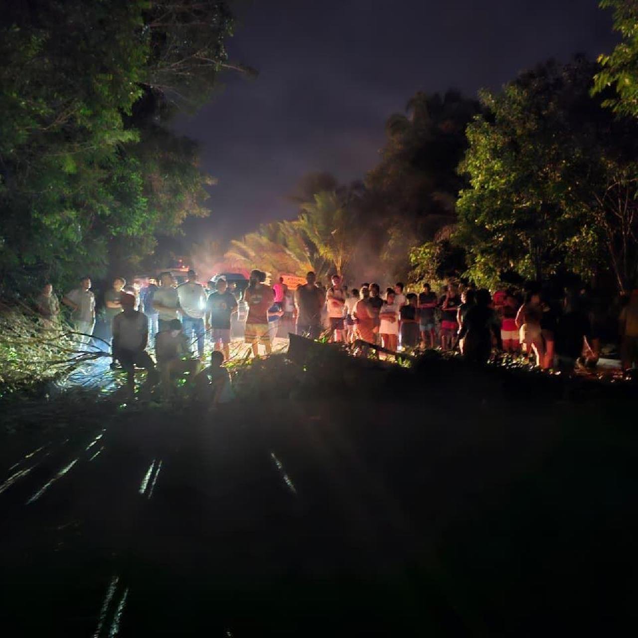 FALTA DE ENERGIA PROVOCA PROTESTO E FECHAMENTO DA ILHÉUS–ITACARÉ CAUSANDO CONGESTIONAMENTO QUILOMÉTRICO EM SERRA GRANDE