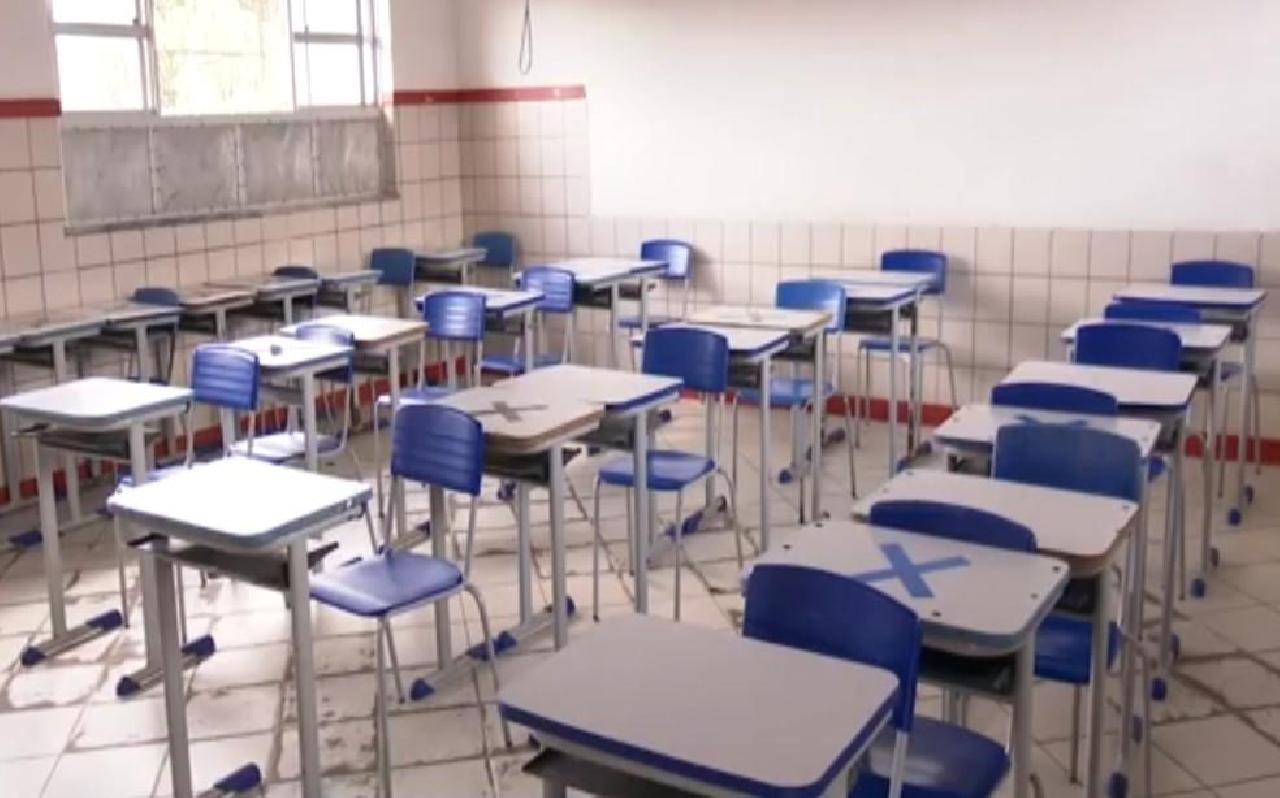 ESCOLAS DE ILHÉUS E ITABUNA SUSPENDEM AULAS APÓS SURTO DE COVID -19 ESCOLAS DE ILHÉUS E ITABUNA SUSPENDEM AULAS APÓS SURTO DE COVID -19