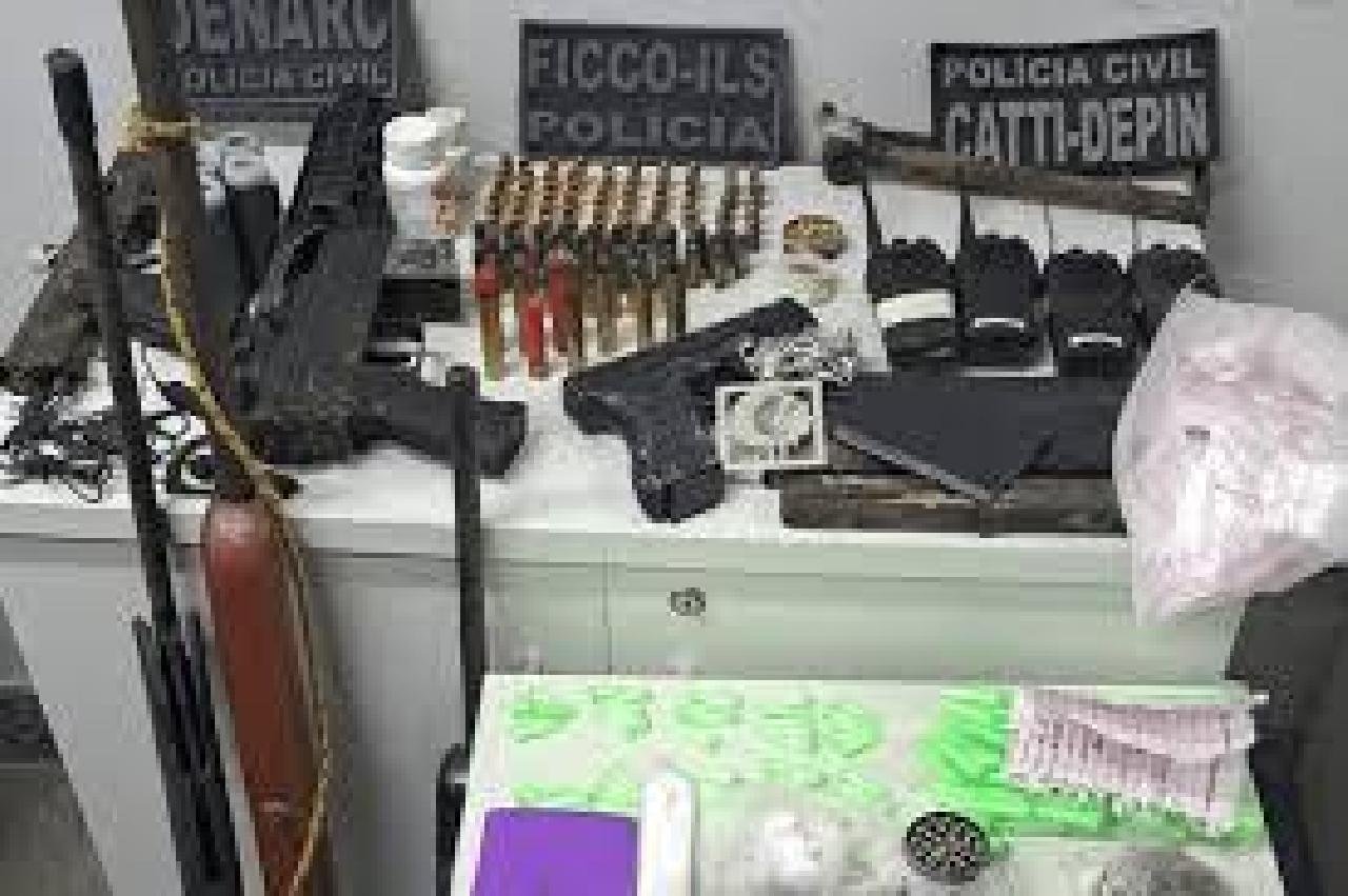 ILHÉUS: OPERAÇÃO DA FICCO TERMINA COM UM MORTO, FORAGIDOS PRESOS E ARMAS APREENDIDAS ILHÉUS: OPERAÇÃO DA FICCO TERMINA COM UM MORTO, FORAGIDOS PRESOS E ARMAS APREENDIDAS