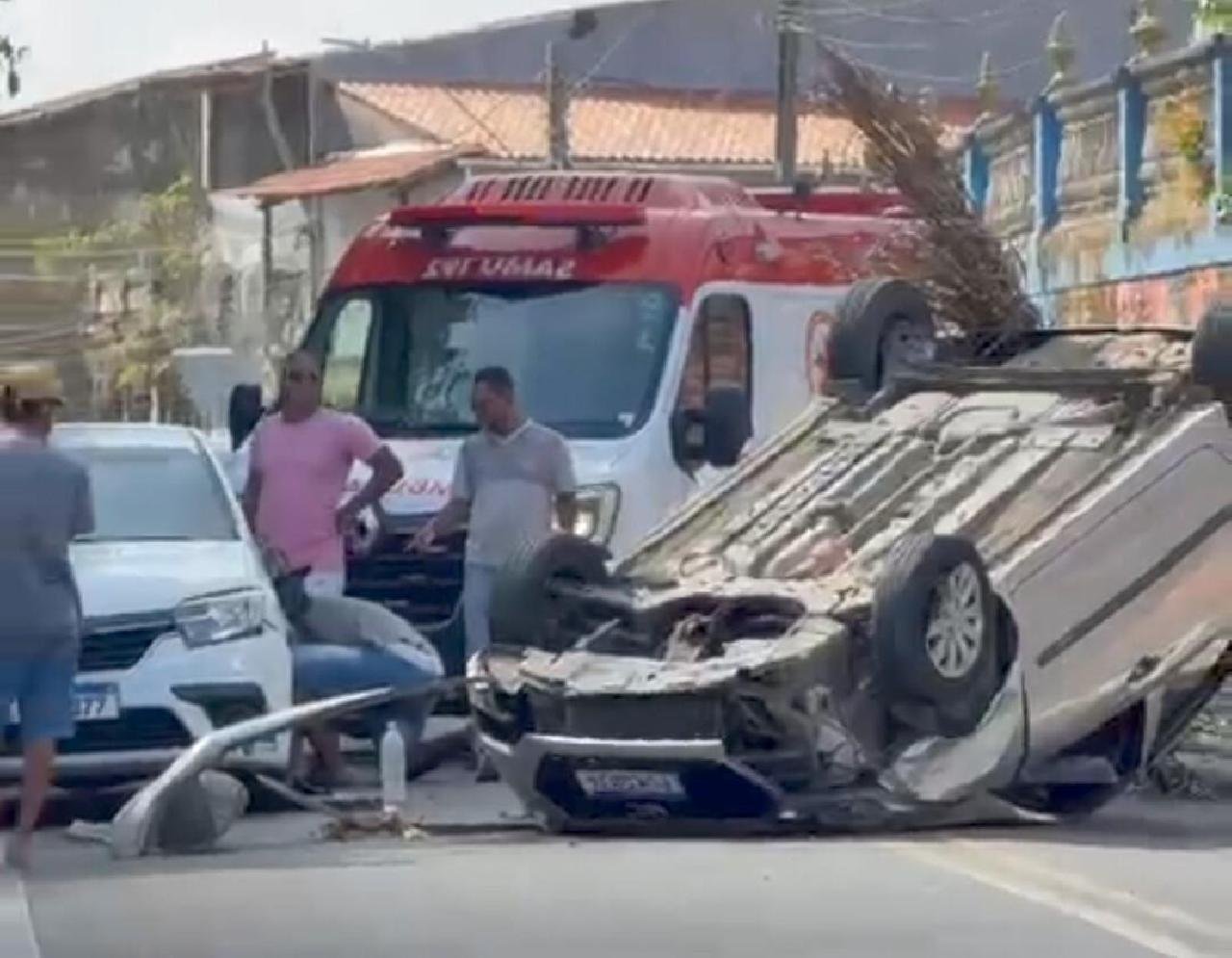 CARRO CAPOTA APÓS COLISÃO NO ALTO TERESÓPOLIS, EM ILHÉUS CARRO CAPOTA APÓS COLISÃO NO ALTO TERESÓPOLIS, EM ILHÉUS
