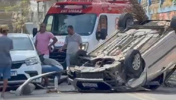 CARRO CAPOTA APÓS COLISÃO NO ALTO TERESÓPOLIS, EM ILHÉUS