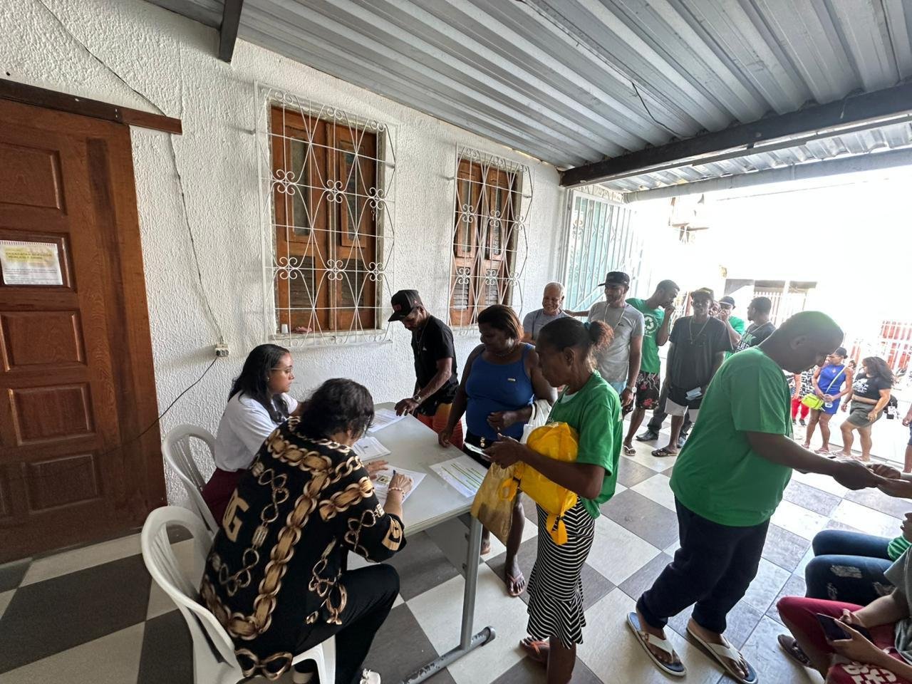 FAMÍLIAS DO ANTIGO ATERRO DE ITARIRI RECEBEM CESTAS BÁSICAS