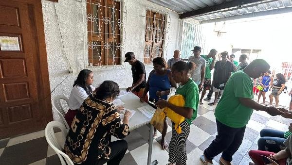 FAMÍLIAS DO ANTIGO ATERRO DE ITARIRI RECEBEM CESTAS BÁSICAS