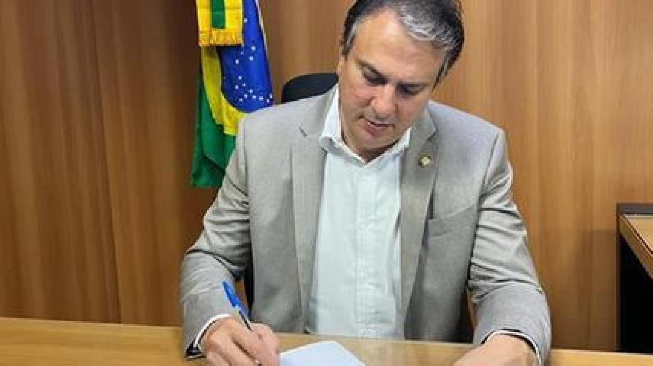 MEC CONFIRMA REAJUSTE DE 15% E PISO NACIONAL DOS PROFESSORES SOBE PARA R$4,4 MIL MEC CONFIRMA REAJUSTE DE 15% E PISO NACIONAL DOS PROFESSORES SOBE PARA R$4,4 MIL