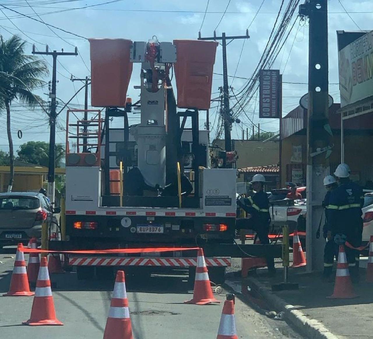 ILHÉUS: COELBA INICIA TROCA DE POSTE NO PARQUE INFANTIL APÓS DENÚNCIAS NO PROGRAMA O TABULEIRO ILHÉUS: COELBA INICIA TROCA DE POSTE NO PARQUE INFANTIL APÓS DENÚNCIAS NO PROGRAMA O TABULEIRO
