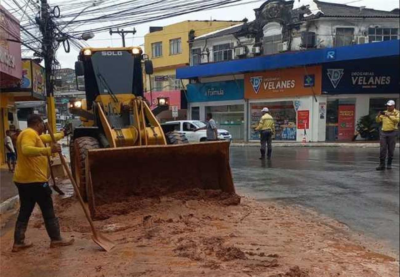 AÇÃO PARA RETIRAR BARRO DE CASAS ATINGIDAS PELA CHUVA ESTÁ SENDO REALIZADA EM ILHÉUS AÇÃO PARA RETIRAR BARRO DE CASAS ATINGIDAS PELA CHUVA ESTÁ SENDO REALIZADA EM ILHÉUS