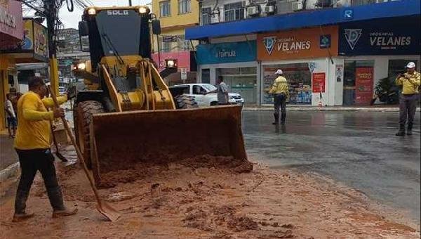 AÇÃO PARA RETIRAR BARRO DE CASAS ATINGIDAS PELA CHUVA ESTÁ SENDO REALIZADA EM ILHÉUS