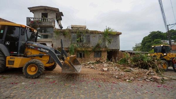 IMÓVEL ABANDONADO É DEMOLIDO EM ILHÉUS APÓS RECOMENDAÇÃO DO MP-BA
