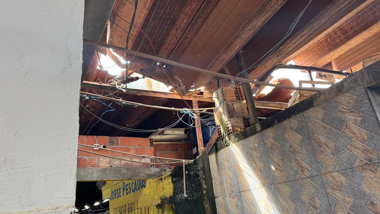 RISCO DE DESABAMENTO NO TELHADO DO SETOR DE PEIXE DA CENTRAL DE ABASTECIMENTO DO MALHADO