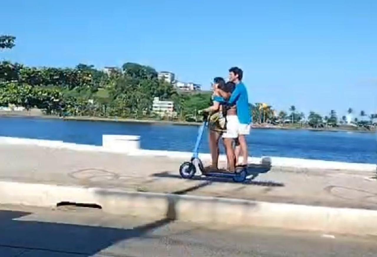 VÍDEO MOSTRA TRÊS PESSOAS EM UMA ÚNICA PATINETE ELÉTRICA NA ORLA DO PONTAL, EM ILHÉUS