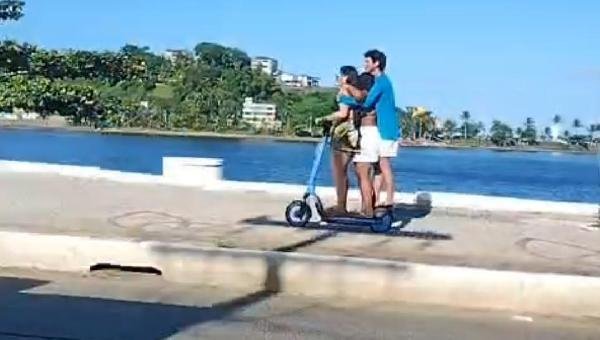 VÍDEO MOSTRA TRÊS PESSOAS EM UMA ÚNICA PATINETE ELÉTRICA NA ORLA DO PONTAL, EM ILHÉUS
