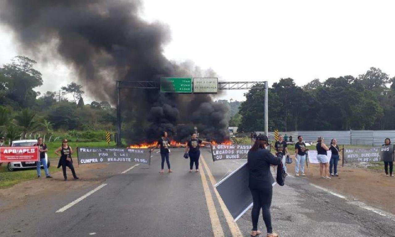 BUERAREMA: PROFESSORES DO MUNICÍPIO BLOQUEIAM BR-101 E COBRAM REAJUSTE SALARIAL BUERAREMA: PROFESSORES DO MUNICÍPIO BLOQUEIAM BR-101 E COBRAM REAJUSTE SALARIAL