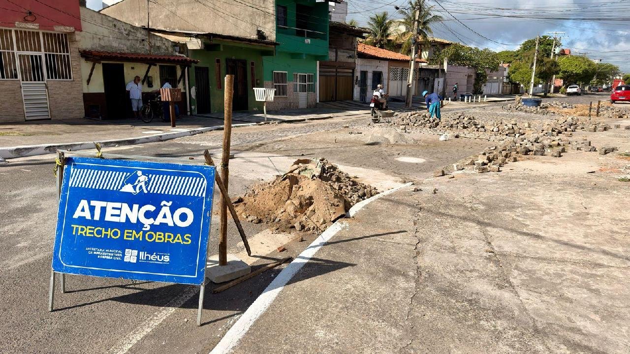 ILHÉUS: CALÇAMENTO DA RUA CASTRO ALVES NO PONTAL É RECUPERADO