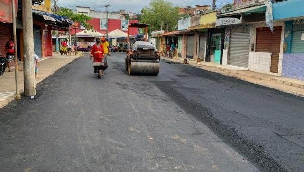 PREFEITURA DE ILHÉUS INICIA PAVIMENTAÇÃO NA CENTRAL DE ABASTECIMENTO DO MALHADO; SERVIÇO TAMBÉM SEGUE NO TEOTÔNIO VILELA