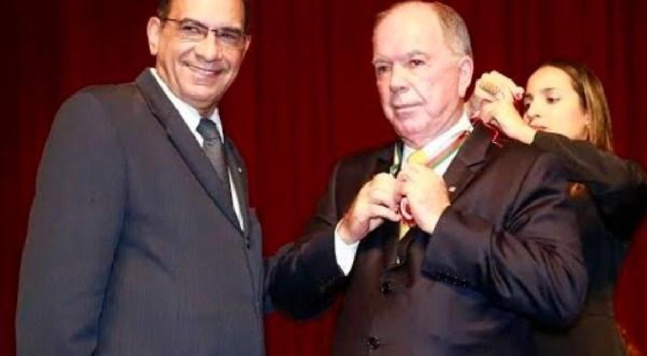 “ESSA NOTÍCIA É RIDÍCULA", DIZ JABES SOBRE LEÃO SER CANDIDATO A DEPUTADO ESTADUAL “ESSA NOTÍCIA É RIDÍCULA", DIZ JABES SOBRE LEÃO SER CANDIDATO A DEPUTADO ESTADUAL