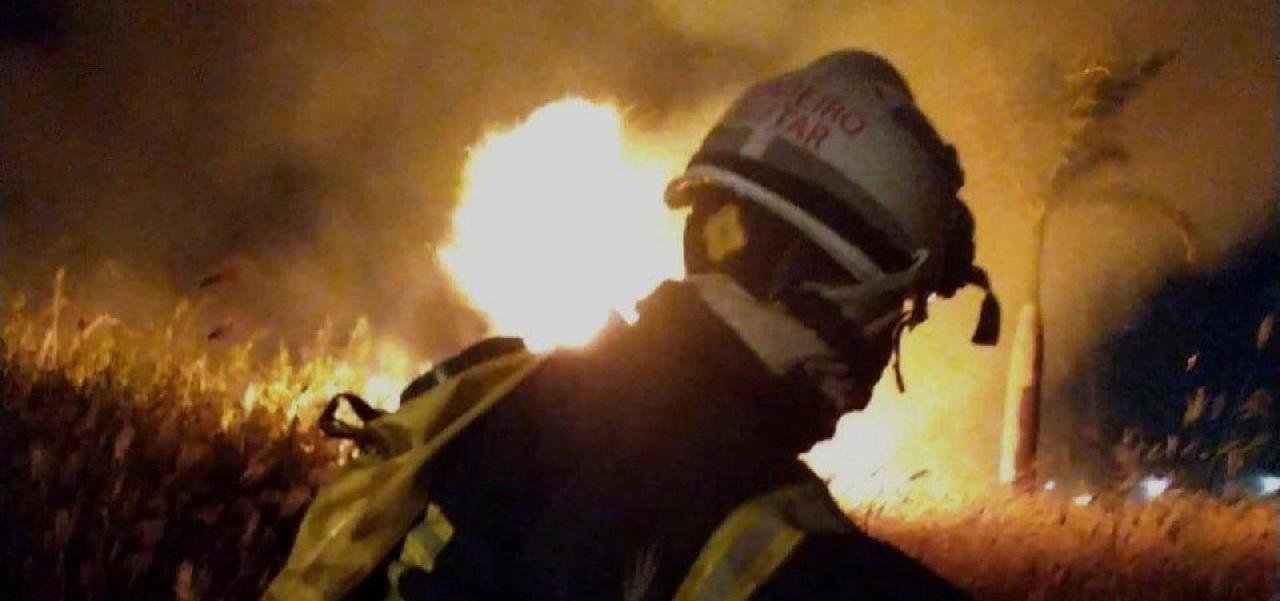 INCÊNDIO DE GRANDE DIMENSÃO ATINGE ÁREA DE ORFANATO EM BARREIRAS INCÊNDIO DE GRANDE DIMENSÃO ATINGE ÁREA DE ORFANATO EM BARREIRAS