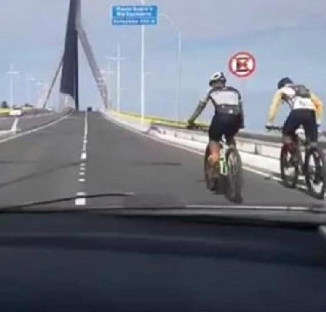 MESMO COM CICLOVIA, CICLISTAS SE ARRISCAM NA PONTE JORGE AMADO