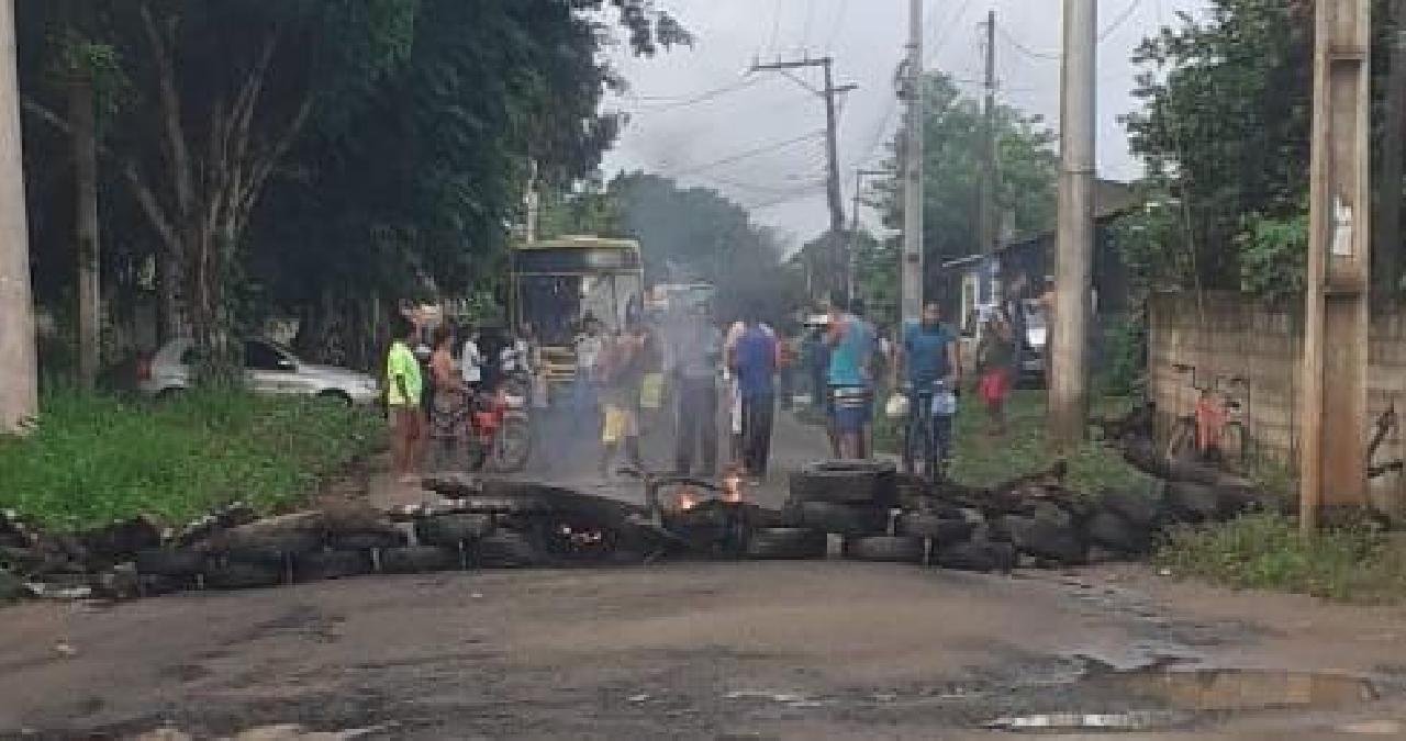 MANIFESTANTES PROTESTAM NA RODOVIA ILHÉUS-BUERAREMA, NO COUTO MANIFESTANTES PROTESTAM NA RODOVIA ILHÉUS-BUERAREMA, NO COUTO