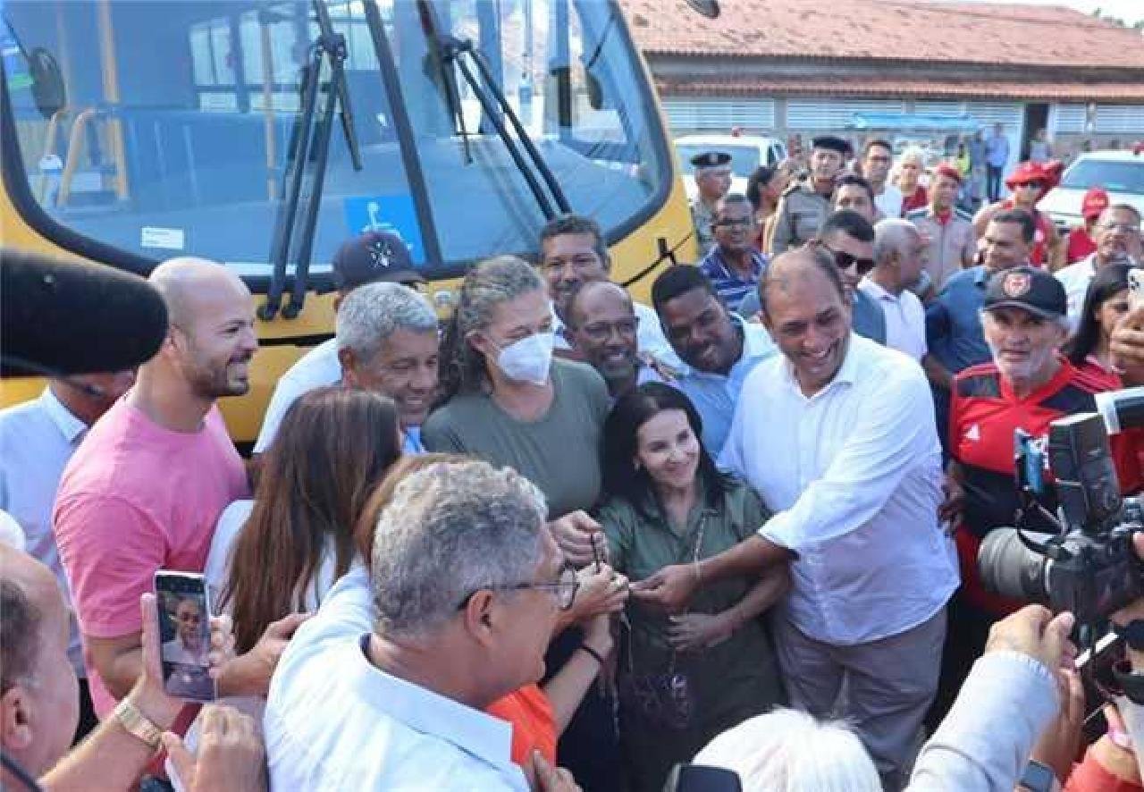 ILHÉUS RECEBE NOVO ÔNIBUS PARA TRANSPORTE ESCOLAR, FRUTO DE EMENDA DO EX-DEPUTADO BEBETO GALVÃO ILHÉUS RECEBE NOVO ÔNIBUS PARA TRANSPORTE ESCOLAR, FRUTO DE EMENDA DO EX-DEPUTADO BEBETO GALVÃO
