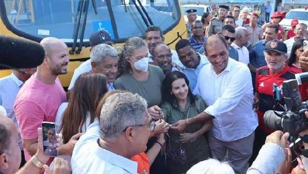 ILHÉUS RECEBE NOVO ÔNIBUS PARA TRANSPORTE ESCOLAR, FRUTO DE EMENDA DO EX-DEPUTADO BEBETO GALVÃO 