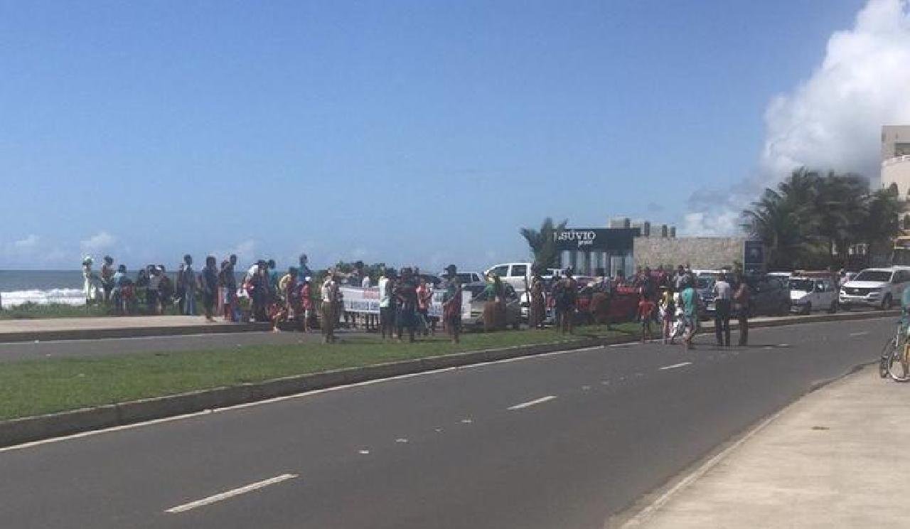 ILHÉUS: MORADORES DE SAPUCAEIRA BLOQUEIAM ACESSO À PONTE EM PROTESTO ILHÉUS: MORADORES DE SAPUCAEIRA BLOQUEIAM ACESSO À PONTE EM PROTESTO