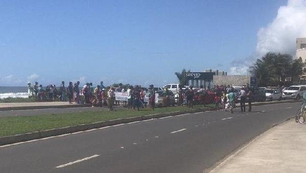 ILHÉUS: MORADORES DE SAPUCAEIRA BLOQUEIAM ACESSO À PONTE EM PROTESTO