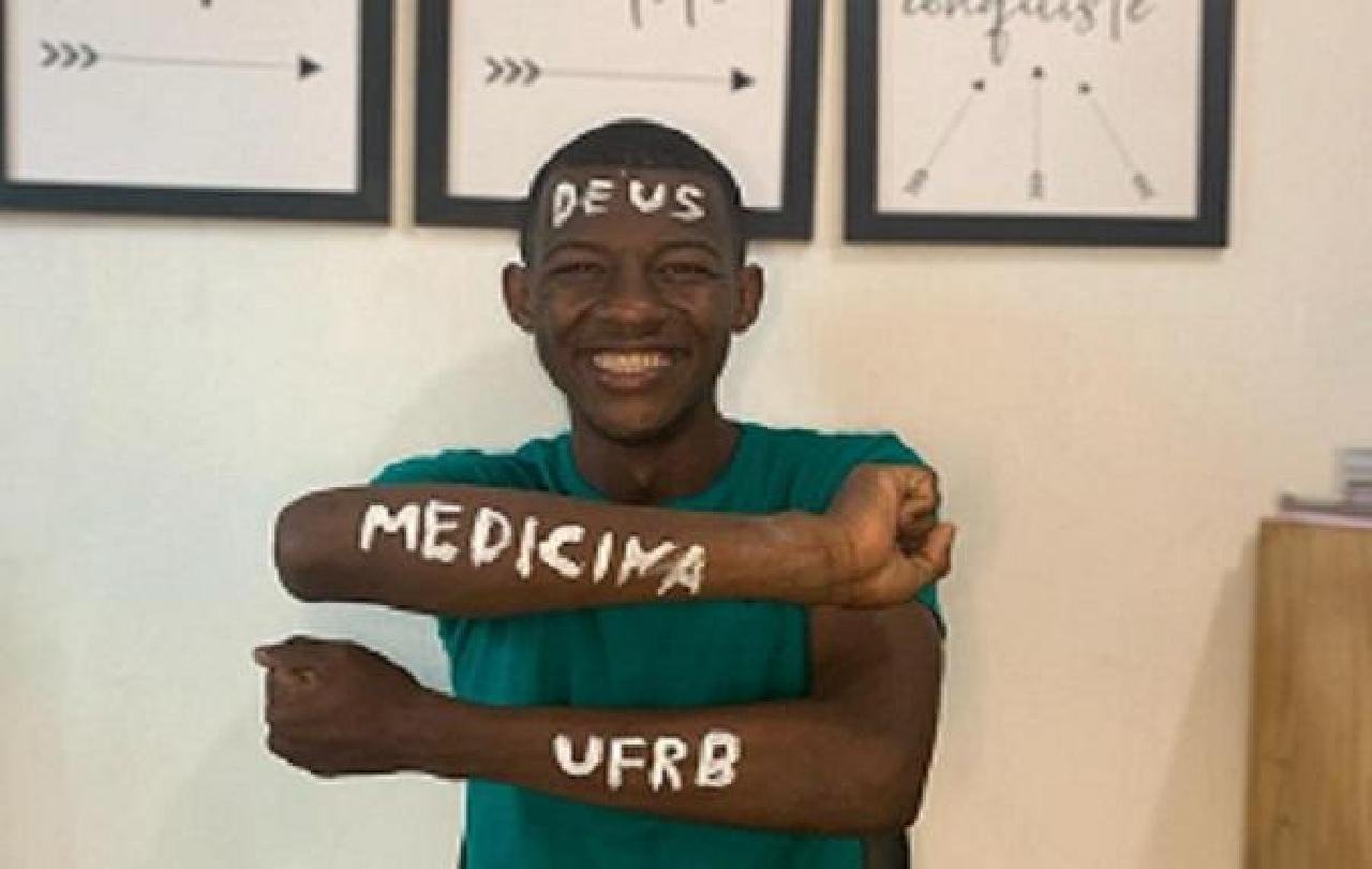 JOVEM QUE ESTUDOU EM CASA SEM ENERGIA ELÉTRICA É APROVADO EM MEDICINA NA BAHIA JOVEM QUE ESTUDOU EM CASA SEM ENERGIA ELÉTRICA É APROVADO EM MEDICINA NA BAHIA