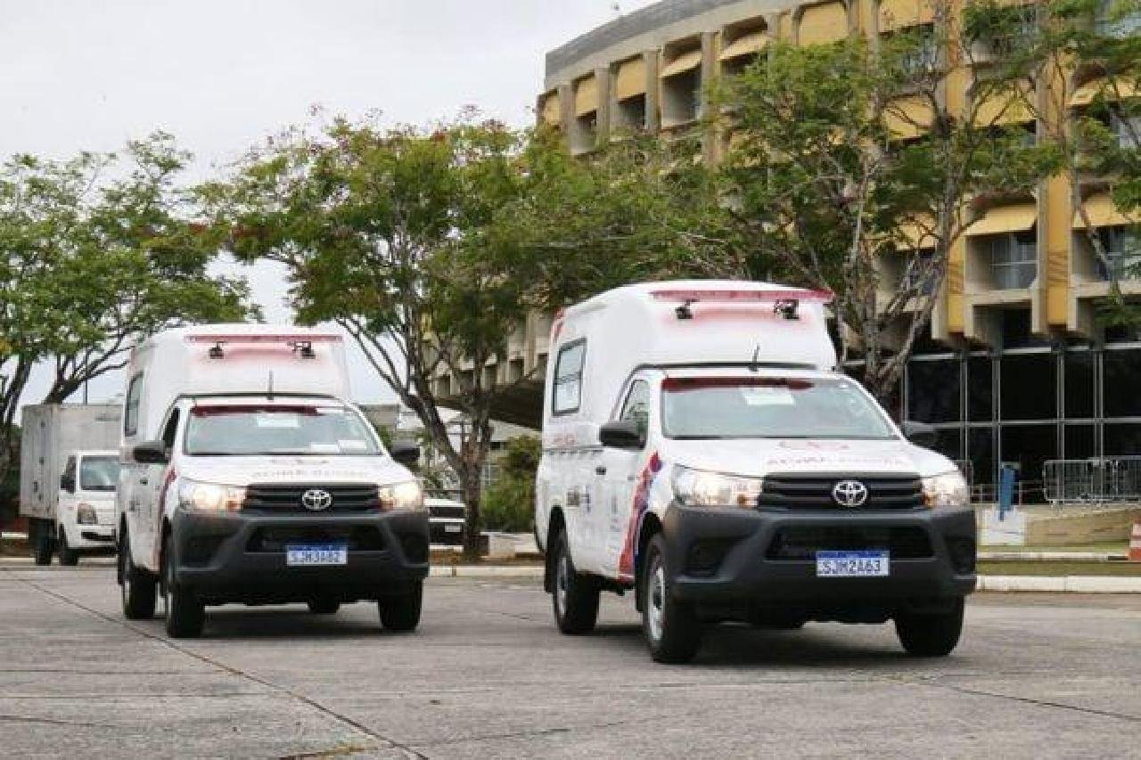 MEDICAMENTOS, INSUMOS E AMBULÂNCIAS SÃO ENVIADOS PARA OS MUNICÍPIOS BAIANOS AFETADOS PELAS CHUVAS MEDICAMENTOS, INSUMOS E AMBULÂNCIAS SÃO ENVIADOS PARA OS MUNICÍPIOS BAIANOS AFETADOS PELAS CHUVAS