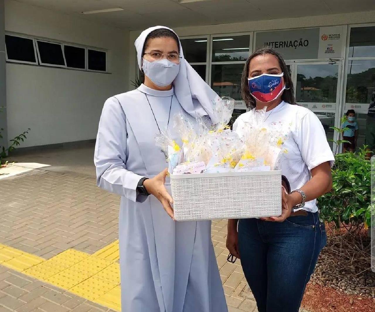 CRIANÇAS EMOCIONAM EQUIPE DA UNIDADE COVID 19 DO HOSPITAL REGIONAL COSTA DO CACAU COM CARTINHAS DE AGRADECIMENT