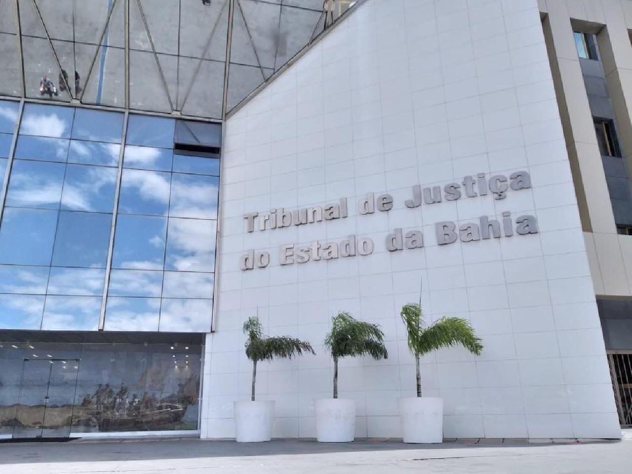 JUSTIÇA DETERMINA QUE GOVERNO DA BAHIA FORNEÇA ALIMENTAÇÃO A ALUNOS DA REDE ESTADUAL JUSTIÇA DETERMINA QUE GOVERNO DA BAHIA FORNEÇA ALIMENTAÇÃO A ALUNOS DA REDE ESTADUAL