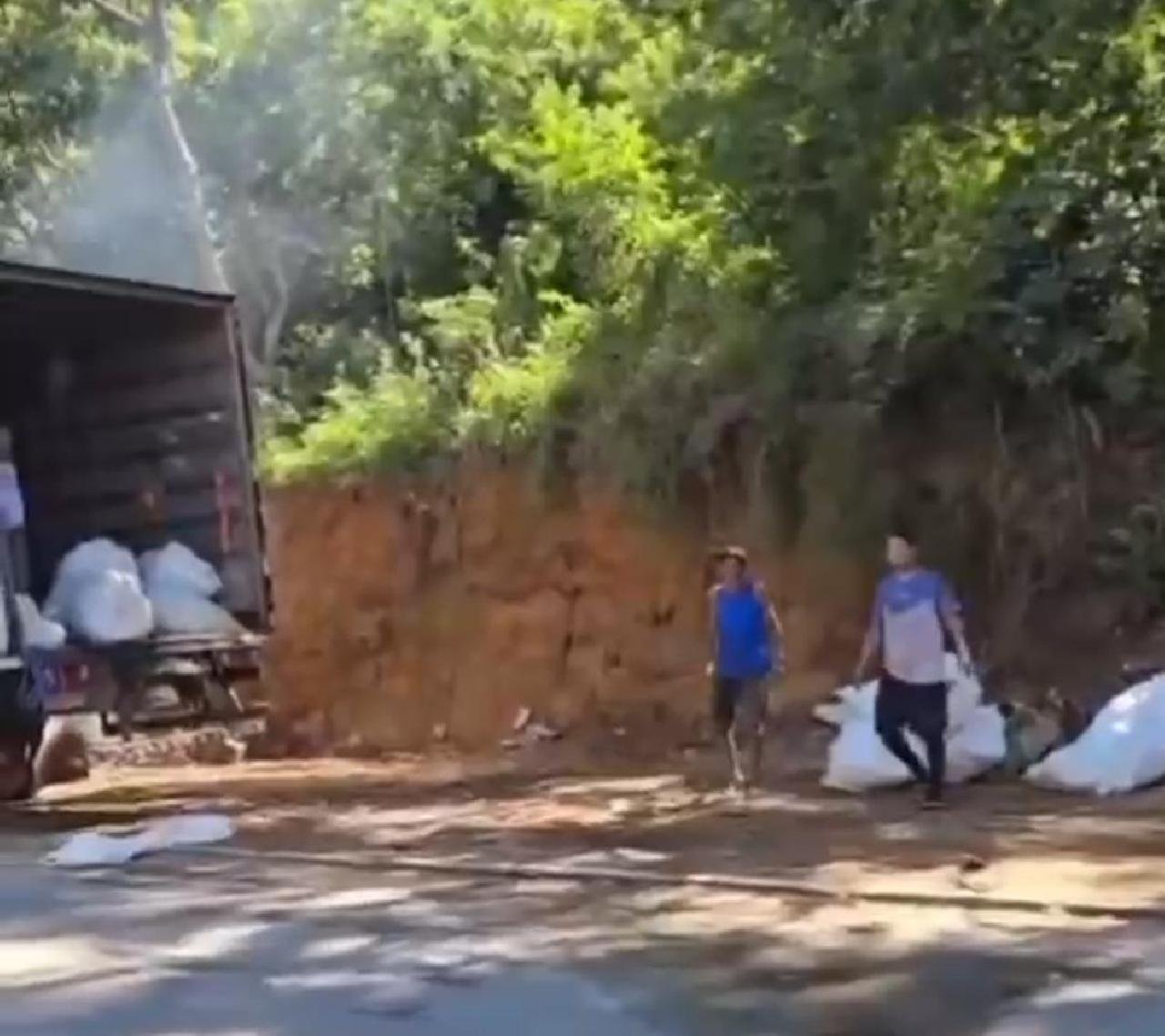INDIGNAÇÃO EM ILHÉUS: MORADOR FLAGRA DESCARTE IRREGULAR DE LIXO NO HERNANE SÁ E DESABAFA: “É POR ISSO QUE A PORRA NÃO ANDA VÉI”