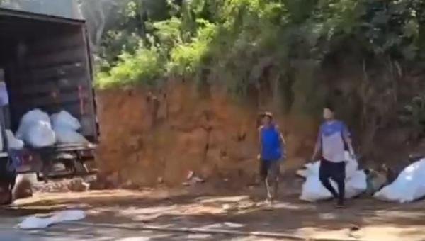 INDIGNAÇÃO EM ILHÉUS: MORADOR FLAGRA DESCARTE IRREGULAR DE LIXO NO HERNANE SÁ E DESABAFA: “É POR ISSO QUE A PORRA NÃO ANDA VÉI”