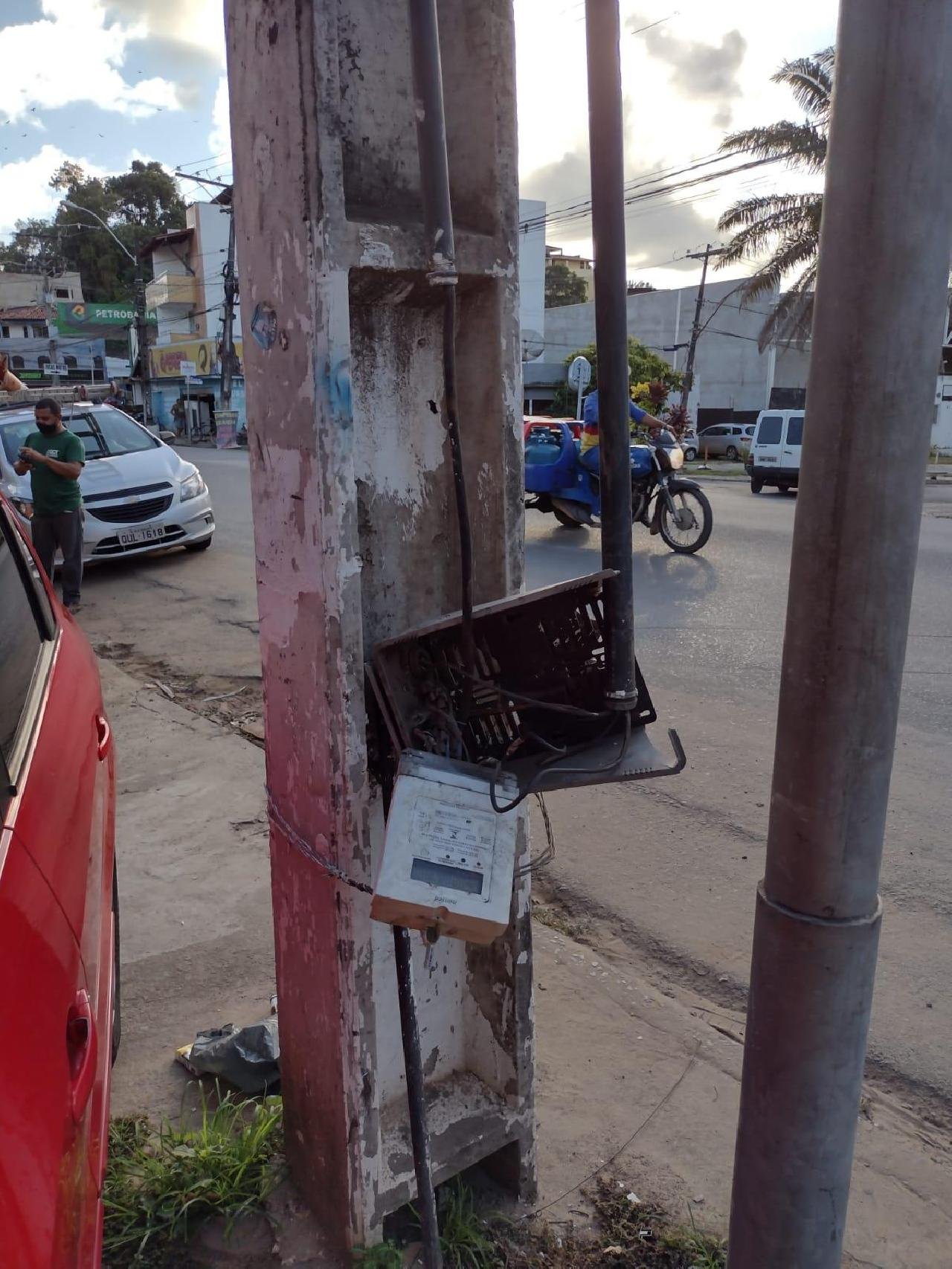 MEDIDOR DE ENERGIA OFERECE RISCO À QUEM PASSA PELA AVENIDA ITABUNA, EM ILHÉUS MEDIDOR DE ENERGIA OFERECE RISCO À QUEM PASSA PELA AVENIDA ITABUNA, EM ILHÉUS